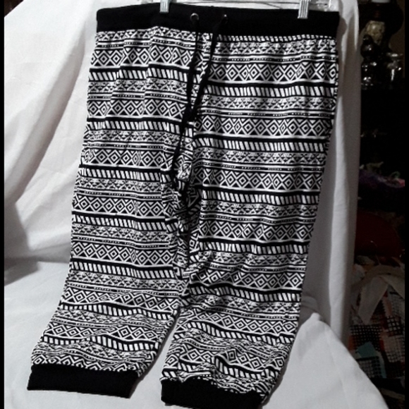 Black white aztec drawstring capri jogger pants 2X - Picture 2 of 5